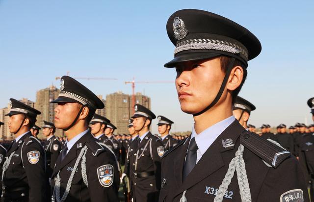 挖到儿女生前衣物跪地痛哭