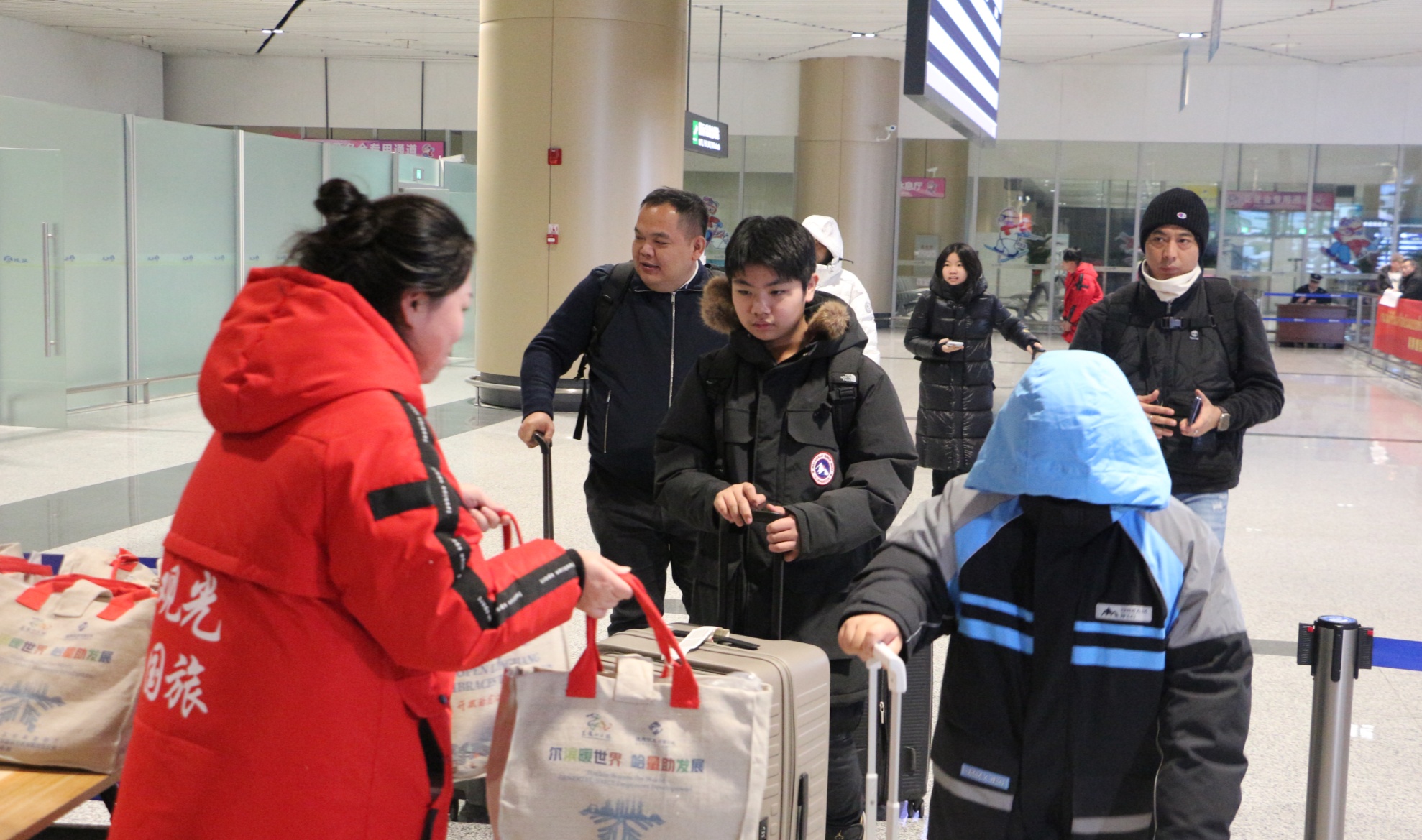 首架东南亚冰雪旅游包机落地哈尔滨