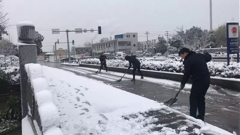 #哈尔滨街头空降雪王方阵#