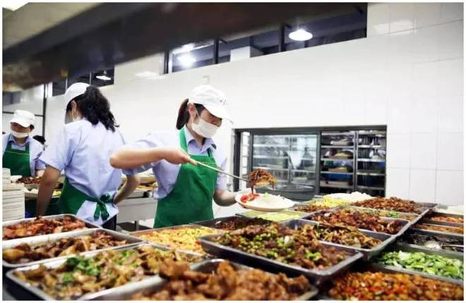 官方回应食堂给学生吃“狗食桶剩菜”