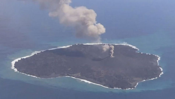 日本鹿儿岛火山深夜连续喷发