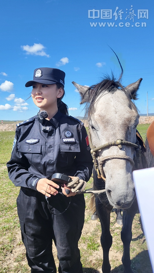 女警骑马巡边